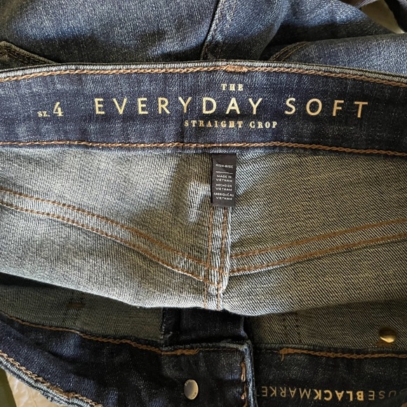 WHBM The Everyday Soft Straight Crop with Studded Pockets EUC Size 4 - Picture 5 of 7